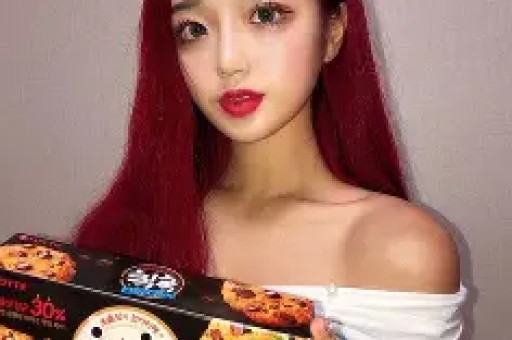 吐舌紧贴人设崩塌曾志伟与乔妹合照展现娱乐圈的另一面