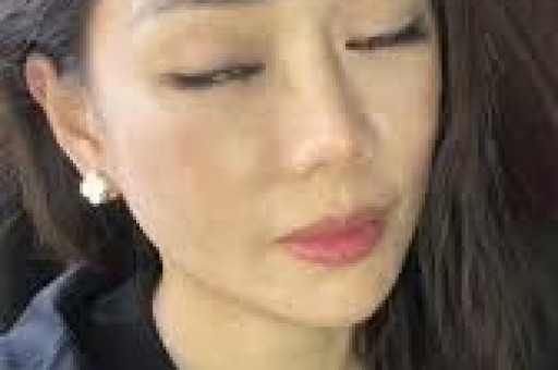 娱乐圈四大劲爆新闻：关晓彤海边热吻、黄晓明独处3小时、黄子韬海外生子赵丽颖错失大奖引热议